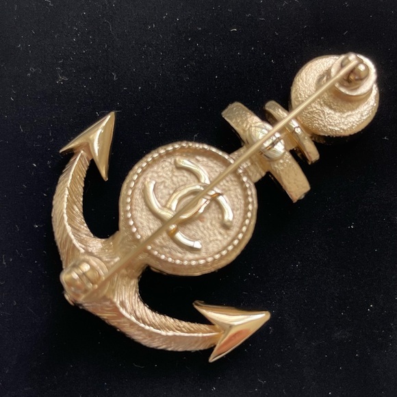 AUTHENTIC NIB CHANEL Gold Anchor Brooch with Mother of Pearl & White Crystals - Picture 6 of 8